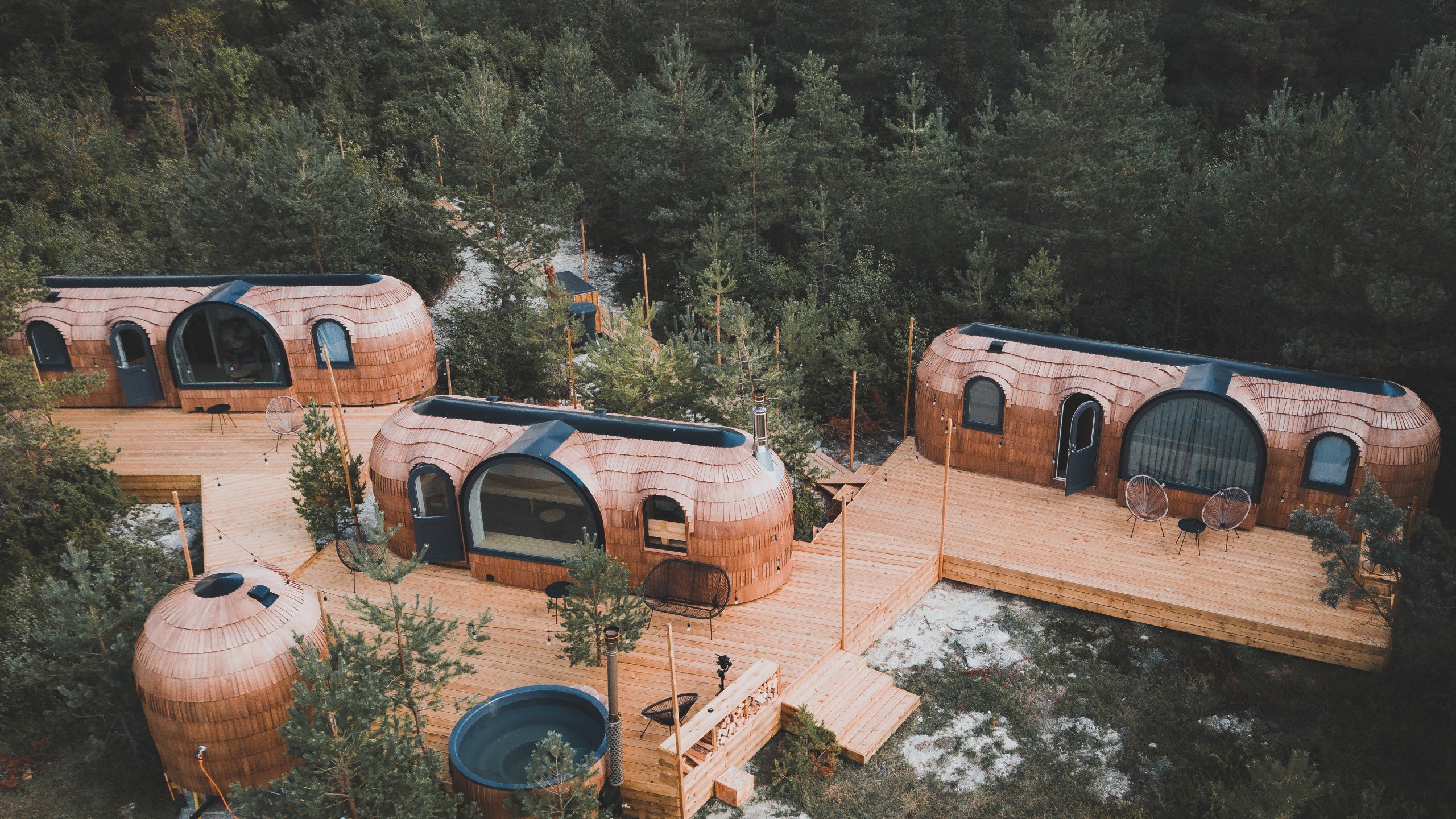 Setup of 3 cabins with a sauna and a hottub
